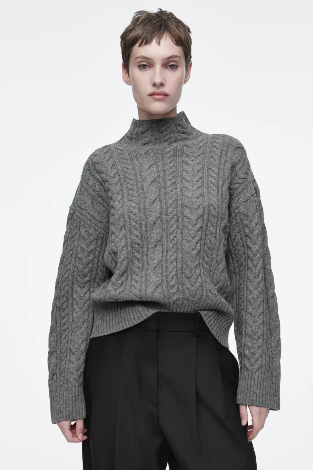 CABLE-KNIT WOOL FUNNEL-NECK SWEATER<COS Outlet