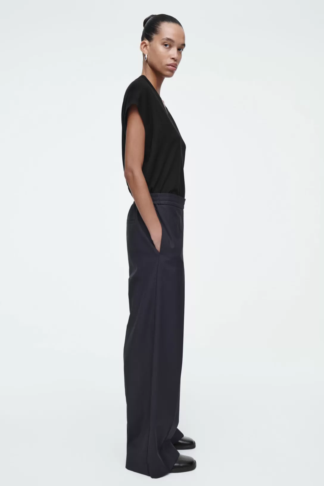 REGULAR ELASTICATED WOOL STRAIGHT-LEG PANTS<COS Fashion